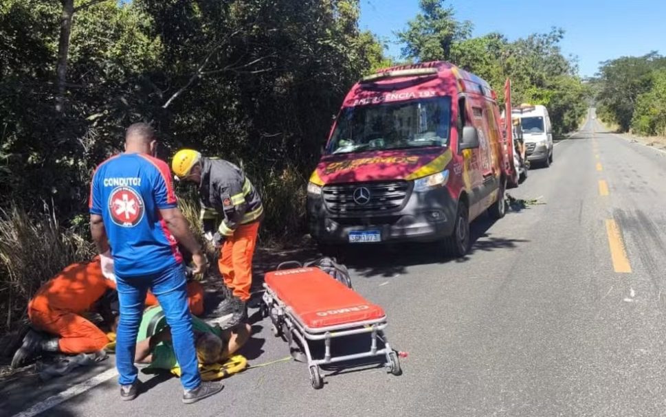 Motorista sobrevive por três dias bebendo água após carro cair em ribanceira; pai e esposa morreram em acidente