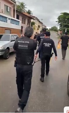 [Vídeos] Operação Protetor das Divisas cumpre 17 mandados de busca e apreensão contra o crime organizado em Penedo