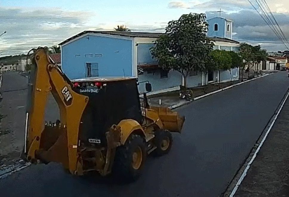 Vídeo registra momento de acidente com retroescavadeira que terminou com morte de motociclista em Arapiraca