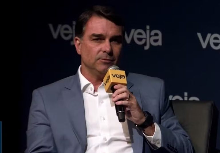 Aliados dizem que Flávio Bolsonaro deixou o Brasil e seguiu para os Estados Unidos