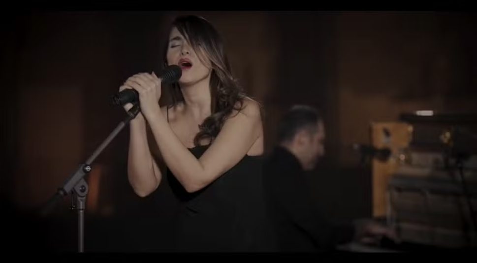 Cantora iraniana é condenada a mais de 70 chibatadas por se apresentar sem hijab em live