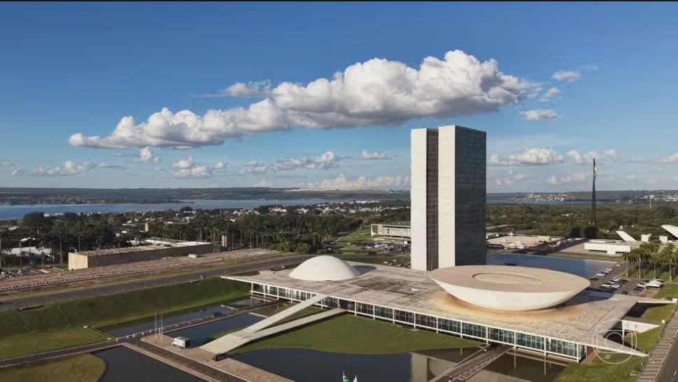 PL tenta barrar votação, mas admite derrota se PEC do fim da escala 6×1 chegar ao plenário