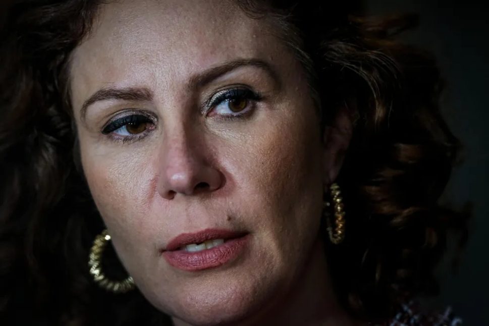 Carla Zambelli pede ao STF autorização para voltar ao Brasil e votar na mãe