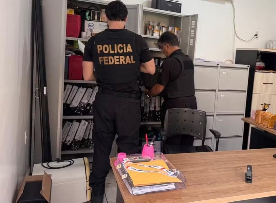 Polícia Federal cumpre 18 mandados contra grupo suspeito de fraudar pensões do INSS em cinco cidades de Alagoas