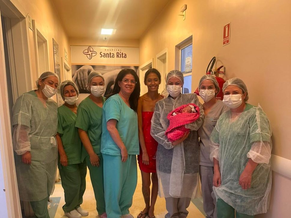 Bebê prematuro recebe alta do hospital após superar condições graves de saúde, em Palmeira dos Índios