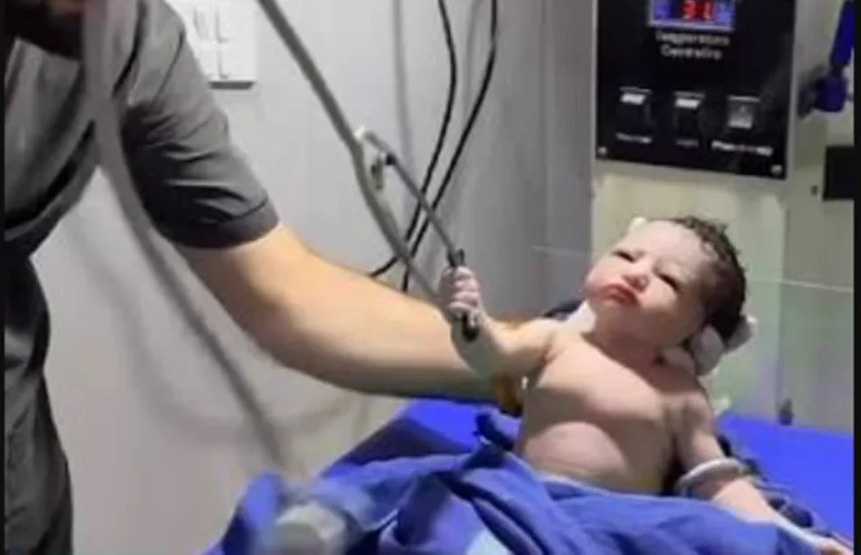 Bebê segura estetoscópio de médico logo após nascer e cena encanta milhões nas redes sociais