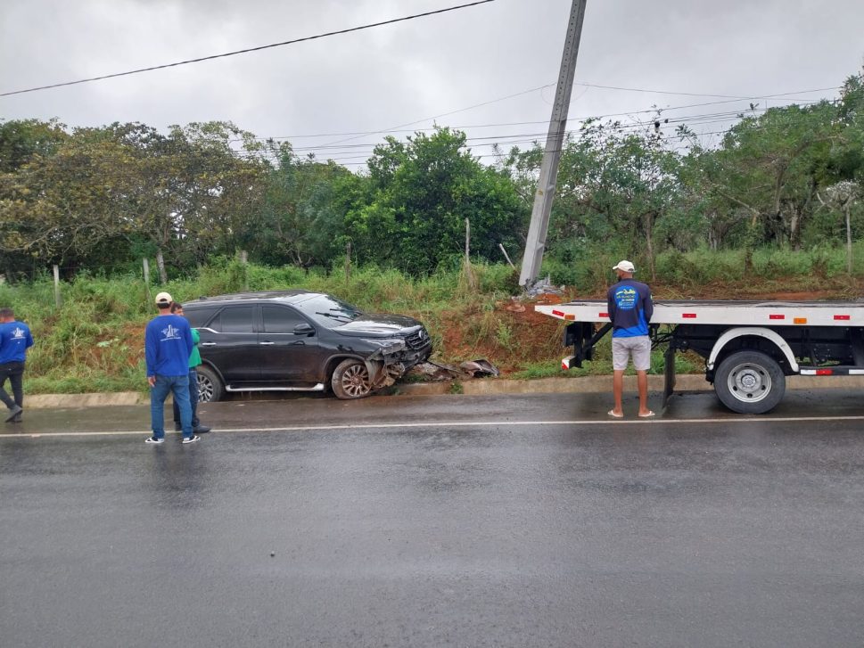 Motorista perde controle de SW4 e colide contra poste na AL-115, em Palmeira dos Índios