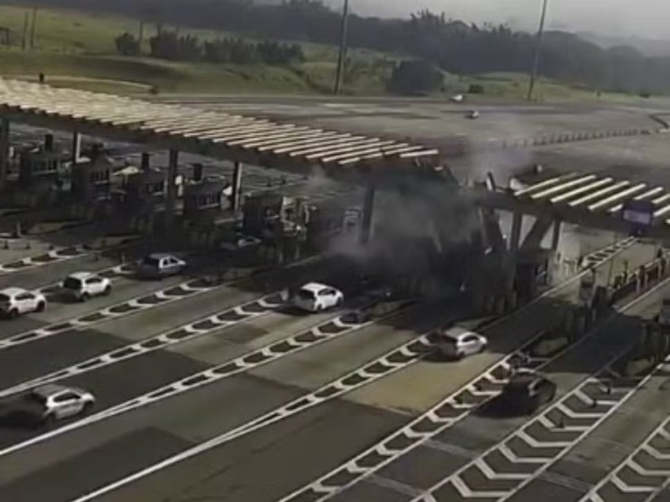 Vídeo mostra carro derrubando teto de pedágio no interior de São Paulo