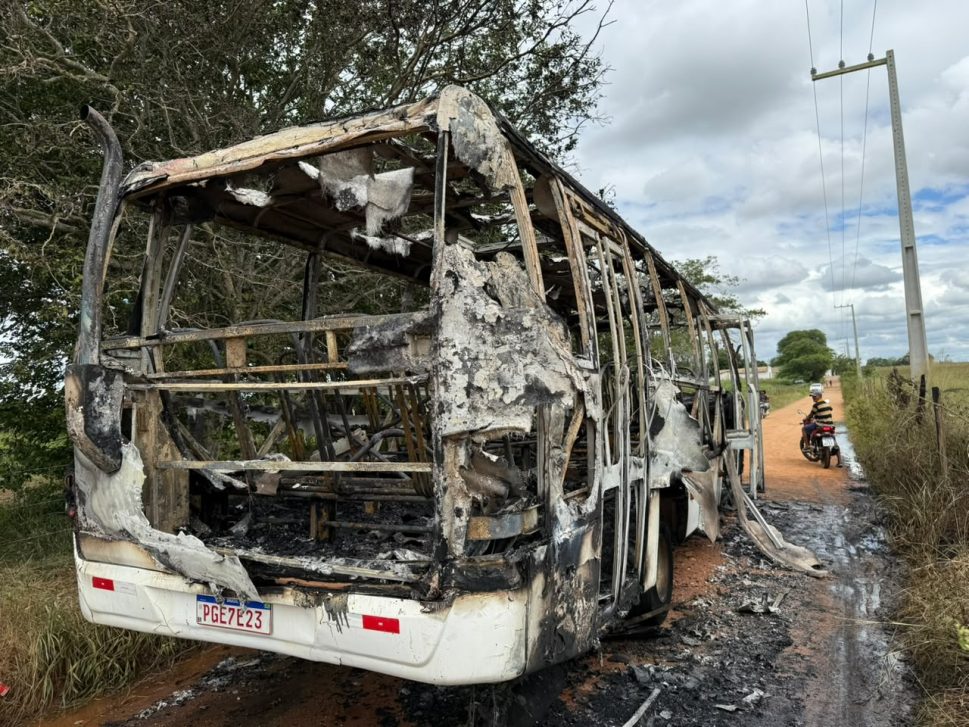 Ônibus escolar é destruído por incêndio após pane elétrica em estrada vicinal de Craíbas