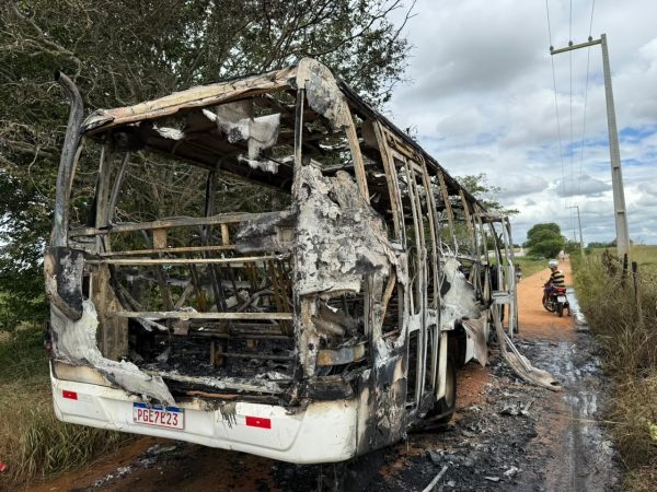 Ônibus escolar é destruído por incêndio após pane elétrica em estrada vicinal de Craíbas