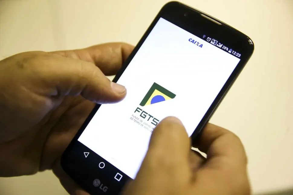 FGTS vai distribuir R$ 13 bilhões do lucro de 2025 a trabalhadores; veja quem tem direito