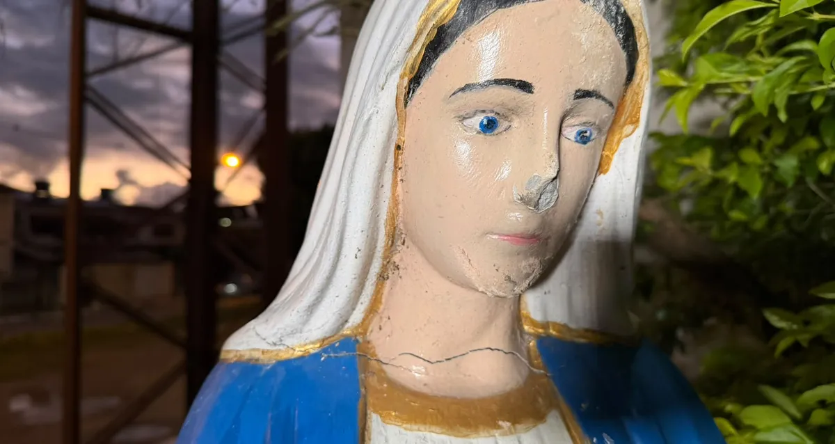 Imagem de Nossa Senhora é vandalizada em frente a igreja no bairro do Farol, em Maceió