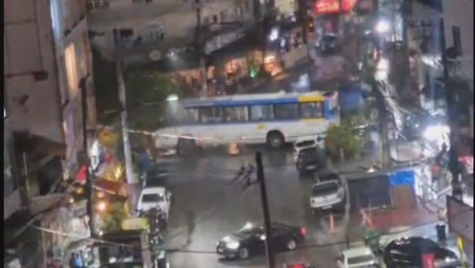 Tiroteio deixa 4 mortos no Rio; criminosos usam 14 ônibus como barricadas