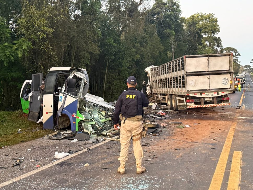 Acidente entre micro-ônibus e carreta deixa 23 mortos e cinco feridos no Paraná