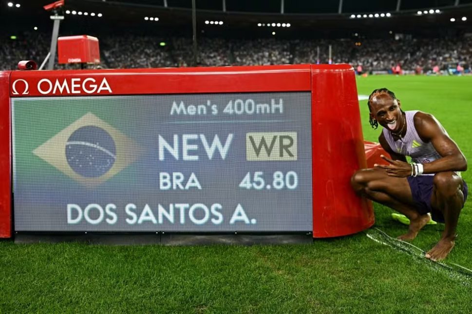 Alison dos Santos bate recorde mundial nos 400m com barreiras