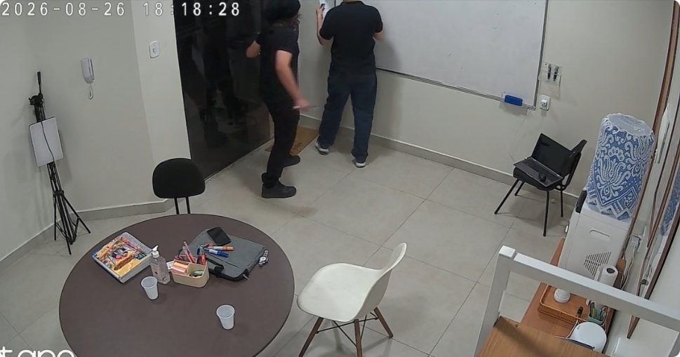Aluno de 14 anos esfaqueia professor durante aula particular em Manaus