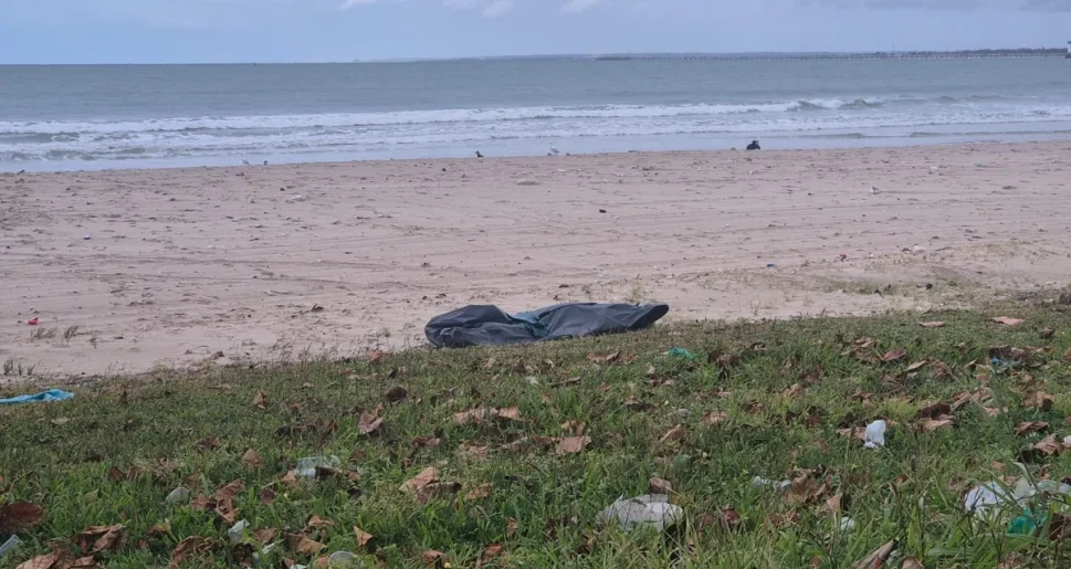 Corpo de homem é encontrado na Praia da Avenida, em Maceió