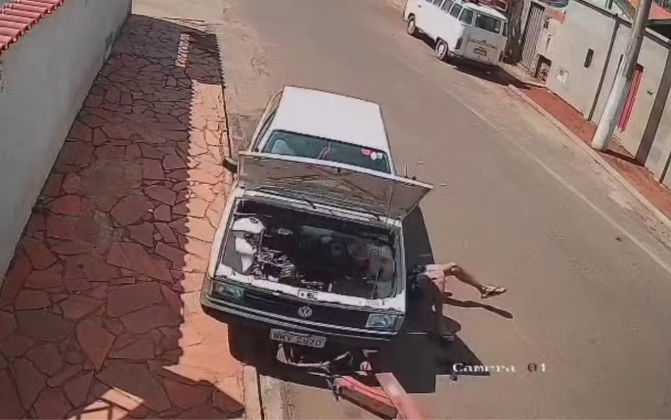 Pai levanta carro para resgatar filho preso sob veículo durante manutenção em São Paulo
