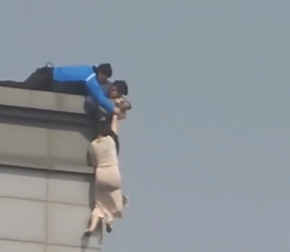 Vídeo de policiais salvando mulher de queda do 19º andar volta a viralizar nas redes sociais