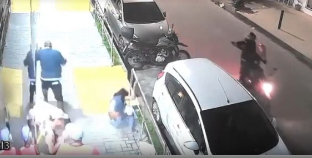 [Vídeo] suspeitos de integrar facção atacam grupo a tiros e fogem em Maceió