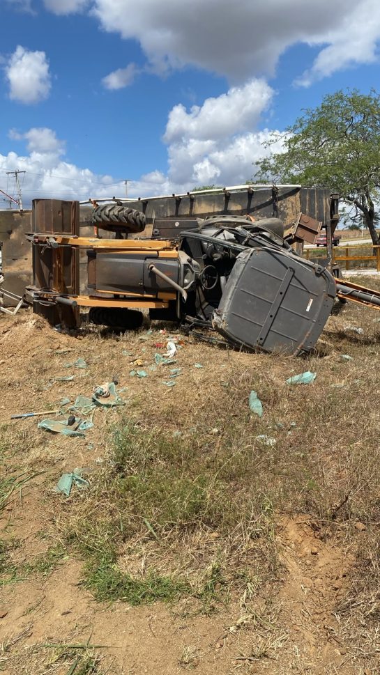 [Vídeo] Caminhão transportando retroescavadeira capota, ﻿derruba poste em trecho da AL-220 em Jaramataia