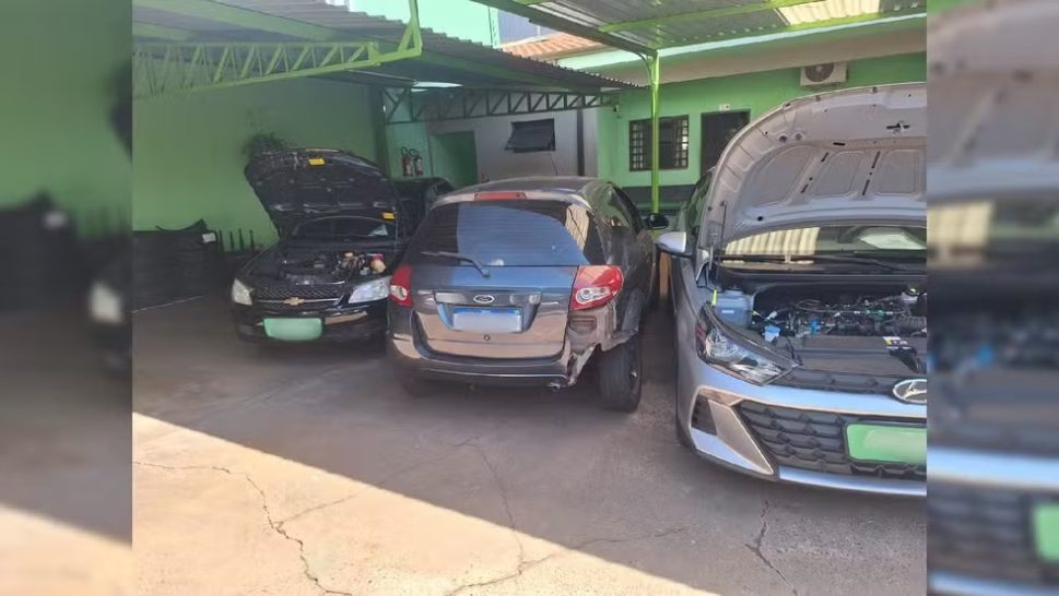 [Vídeo]: Carro invade loja após batida e motorista “estaciona” em vaga sem atingir outros veículos