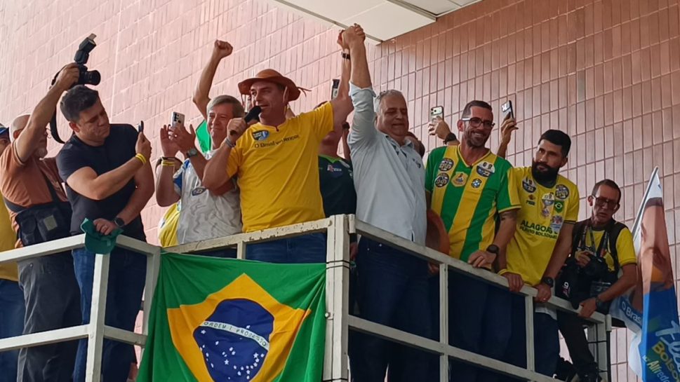 Em Alagoas, Flávio Bolsonaro declara apoio a JHC; candidato à presidência estará em Arapiraca nesta quarta-feira