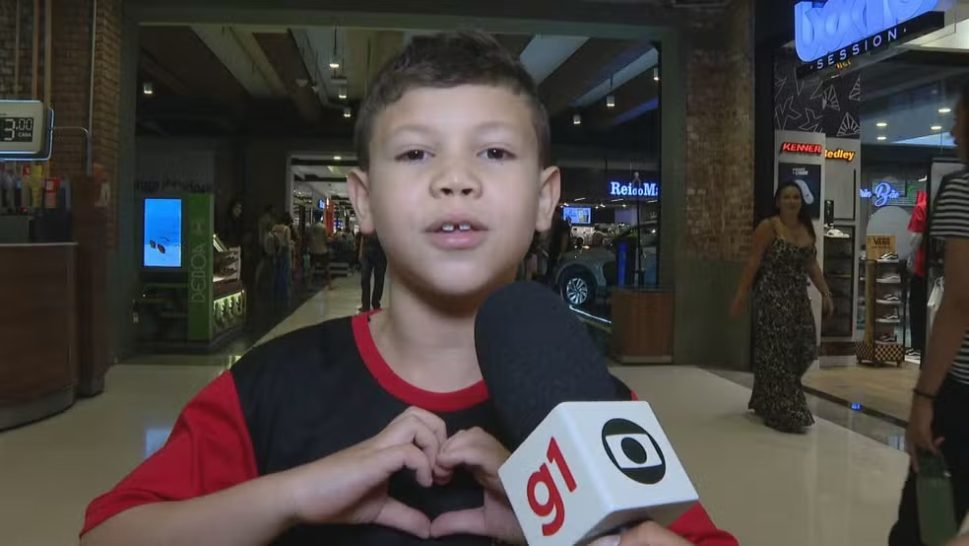 “Seja muito feliz no céu”: menino de 8 anos aborda repórter e manda recado ao pai que não conheceu