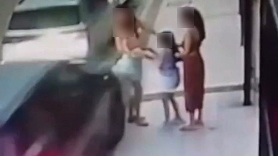 Condutora perde controle de veículo e atinge mãe que estava com criança no colo em calçada