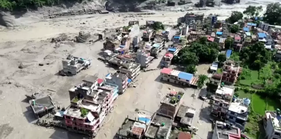 Veja o momento em que inundação repentina atinge o Nepal