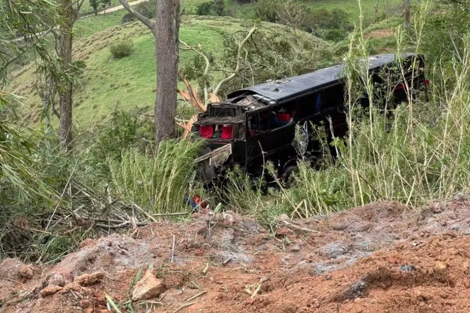 Seis pessoas morrem em queda de ônibus de ribanceira de 15 metros em São Paulo