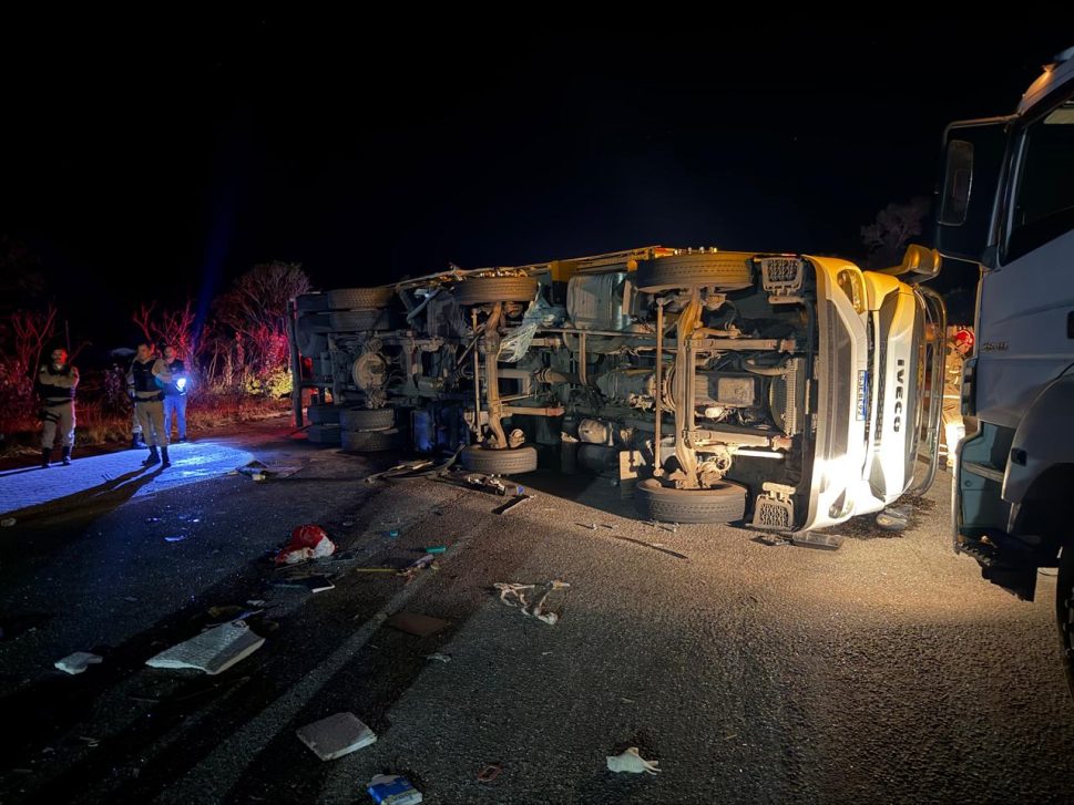 Acidente com ônibus e carreta na BR-116 deixa 6 mortos em MG