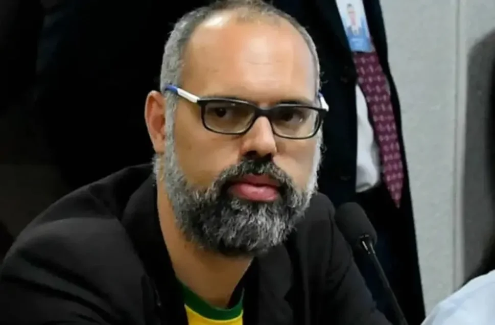Nos EUA, Allan dos Santos volta a alfinetar Nikolas Ferreira após áudios com Vorcaro