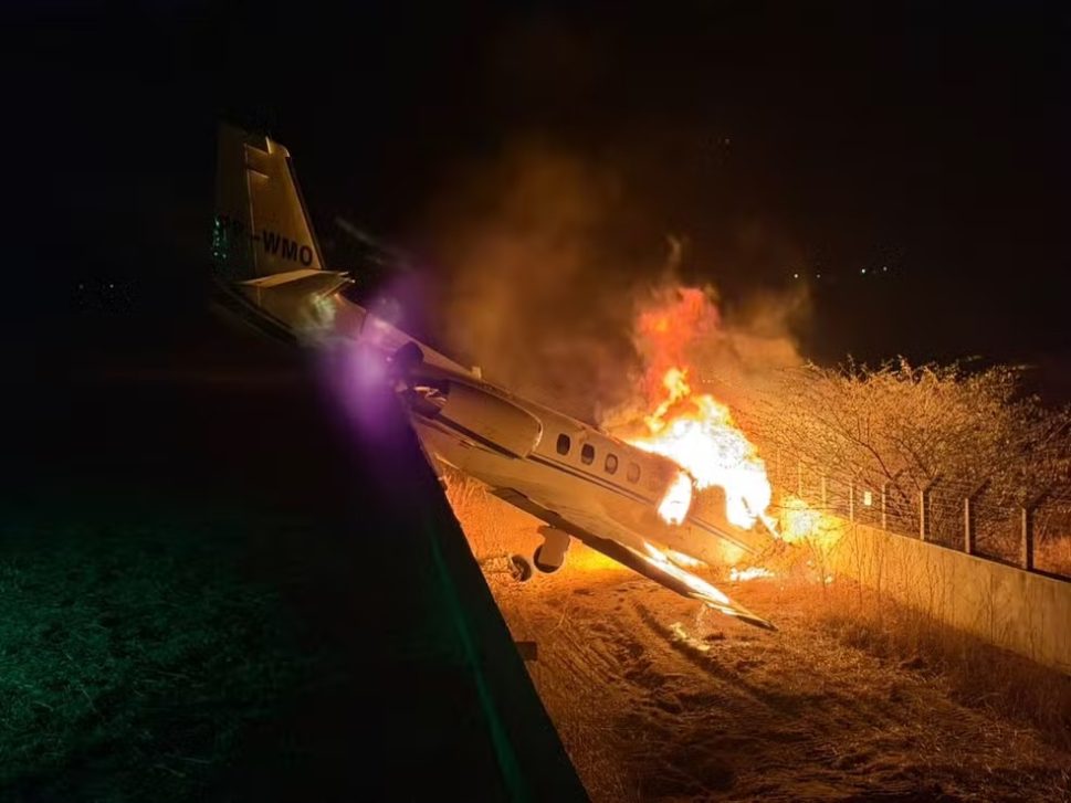 Avião com cantor Rey Vaqueiro pega fogo após sair da pista em pouso no interior do Rio Grande do Norte