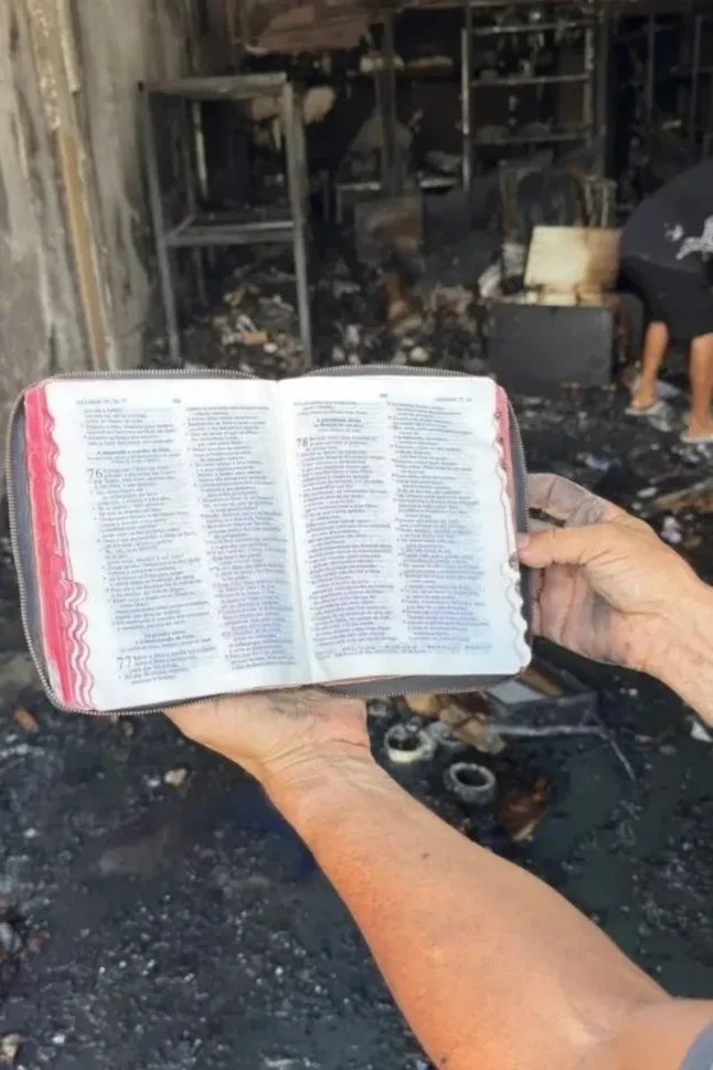 Bíblia fica intacta após incêndio destruir loja em Goiás