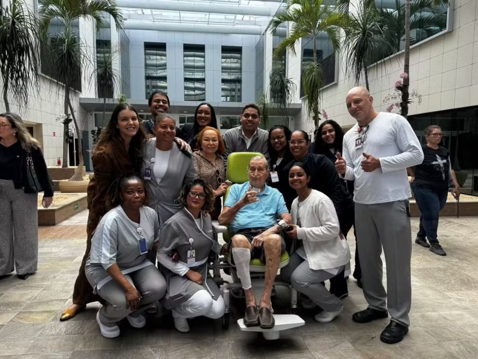 Carlos Alberto Parreira é homenageado ao receber alta após 80 dias internado: “Agradecido pelo carinho”