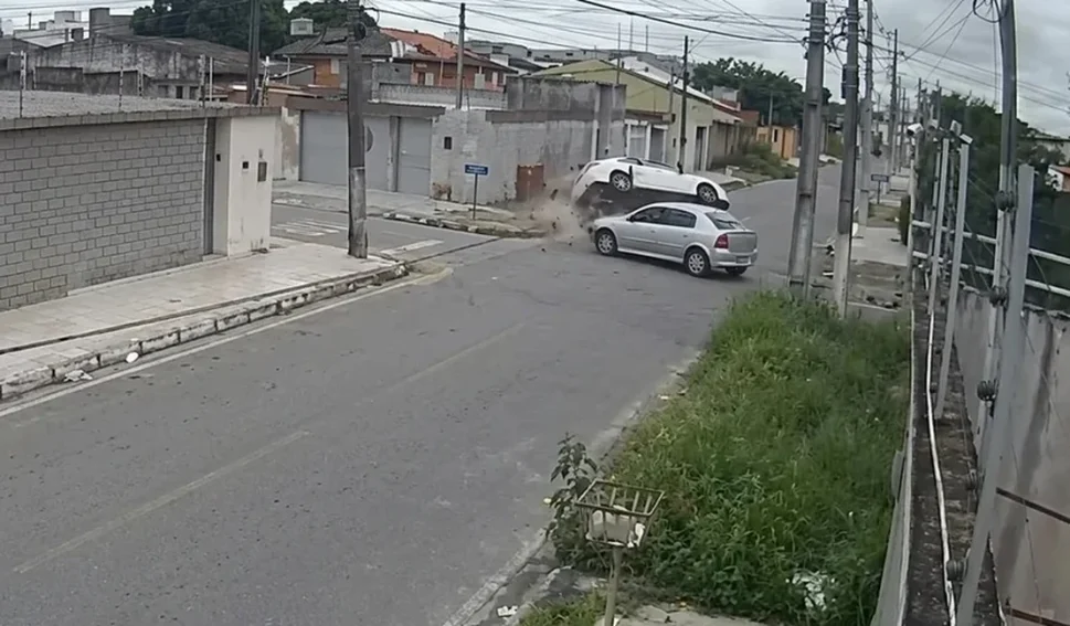 Câmera registra colisão que faz Corolla capotar em rua de Arapiraca