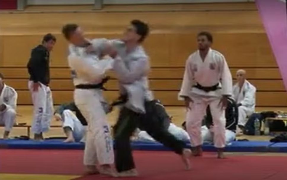 Judoca olímpico é agredido com socos no tatame e fratura mandíbula
