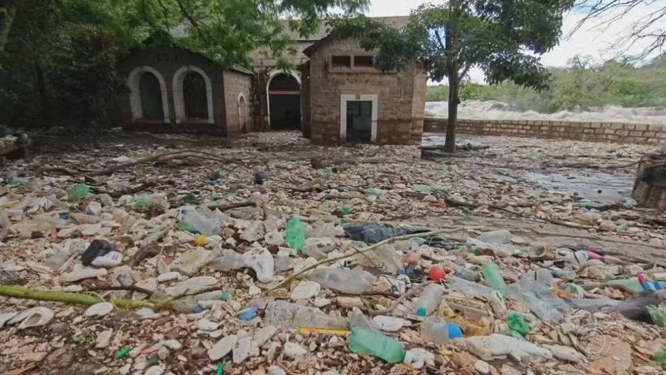 Rio Tietê enche, carrega lixo e alaga cidades no interior de São Paulo