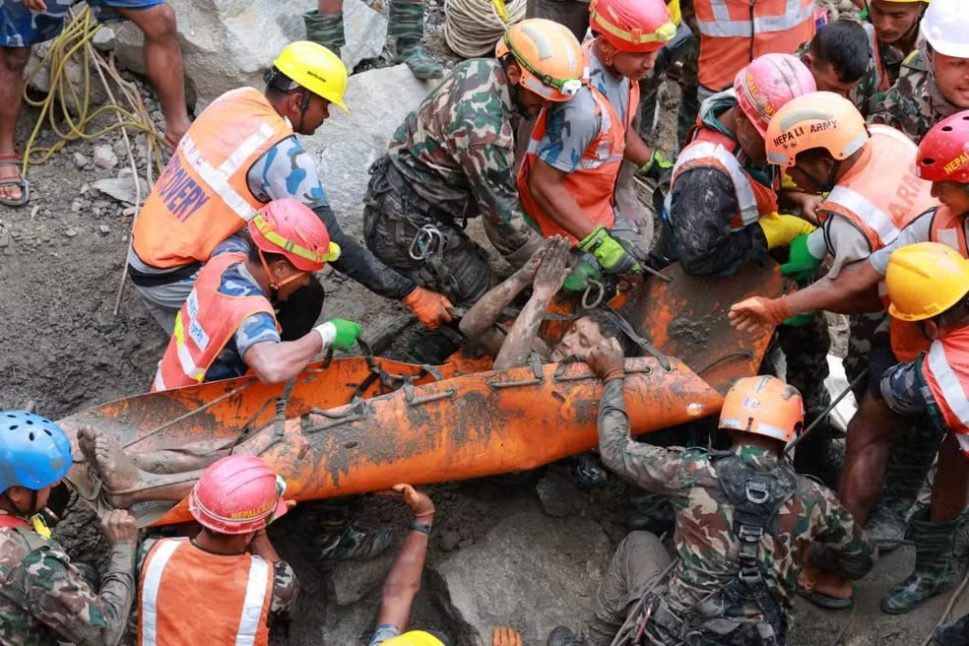 Mulher e cidadão chinês são resgatados com vida 10 dias após avalanche no Nepal