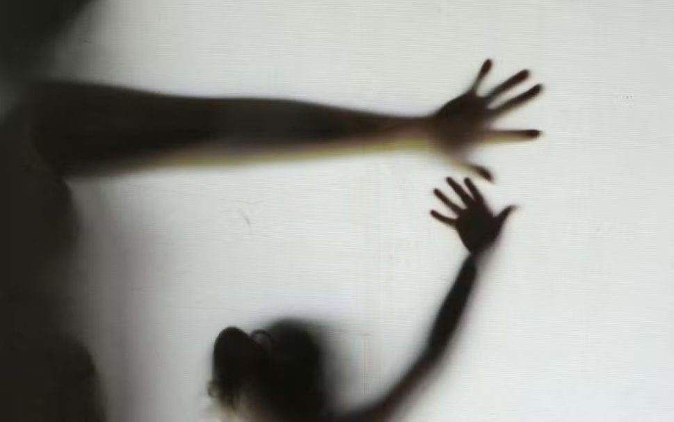 Casal é condenado a mais de 360 anos de prisão por usar filha para atrair crianças para estuprar, em GO