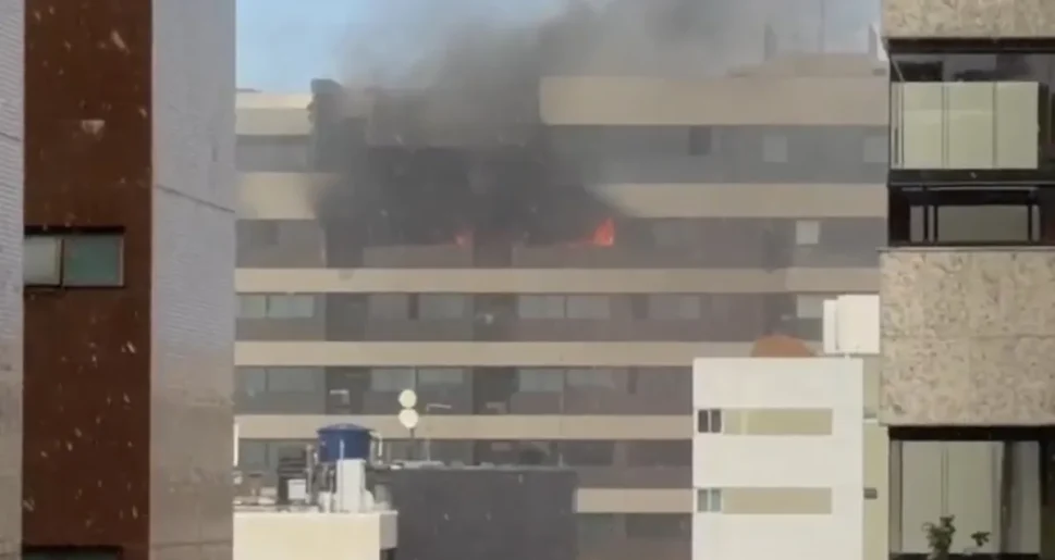 Incêndio atinge apartamento e compromete 10º andar de prédio na Ponta Verde, em Maceió