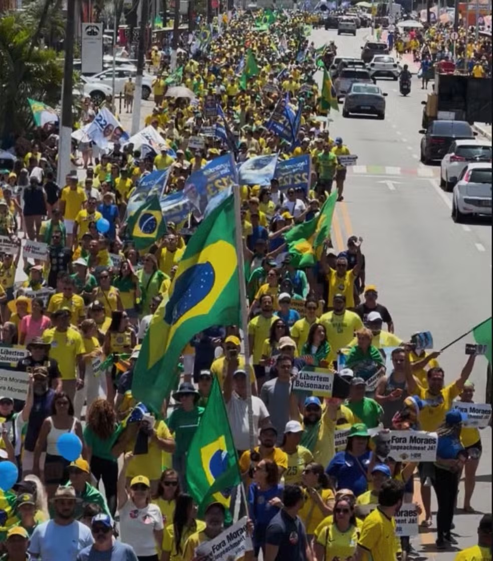Ato na orla de Maceió critica Alexandre de Moraes e apoia André Mendonça, ministros do STF
