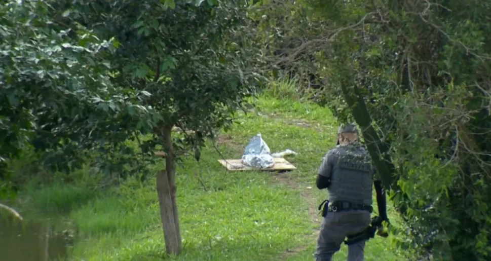Mulher joga três filhos em represa e bebê de 10 meses morre