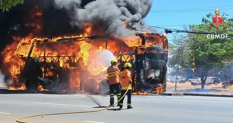 Ônibus com 27 pessoas que saiu de Alagoas pega fogo no Distrito Federal