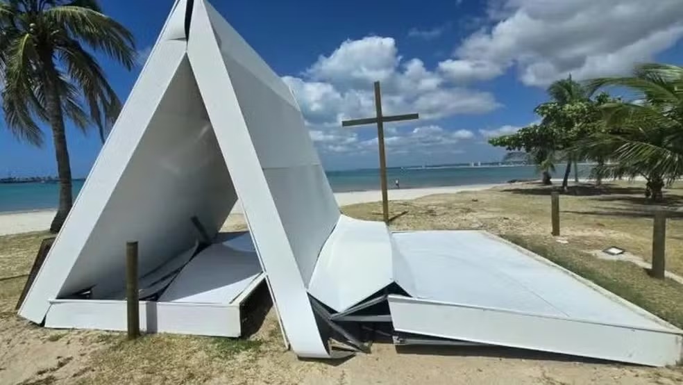Capelinha do Jaraguá desaba após fortes ventos em Maceió