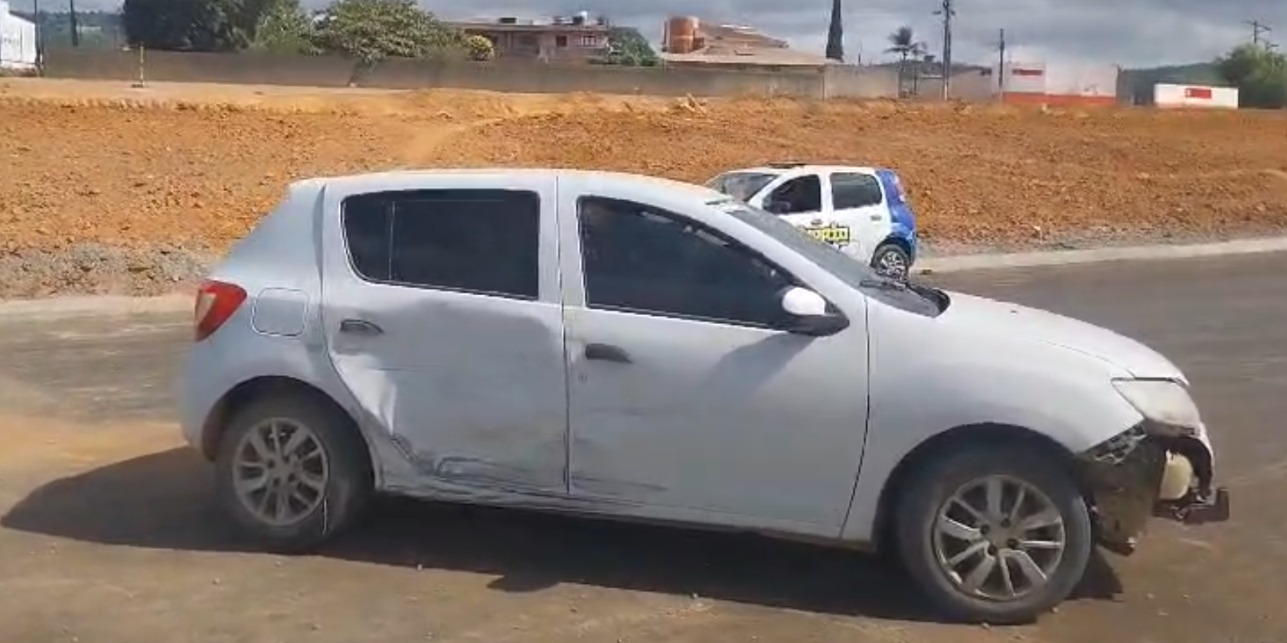 Carro desvia para evitar colisão e sai da pista em frente ao Hospital Regional de Palmeira dos Índios