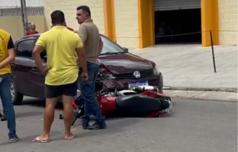 Colisão entre motocicleta e carro deixa homem ferido em Palmeira dos Índios