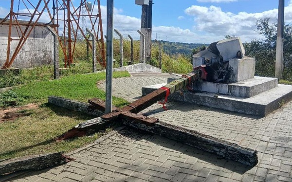 Cruz do Cruzeiro desaba na Serra do Goiti, em Palmeira dos Índios