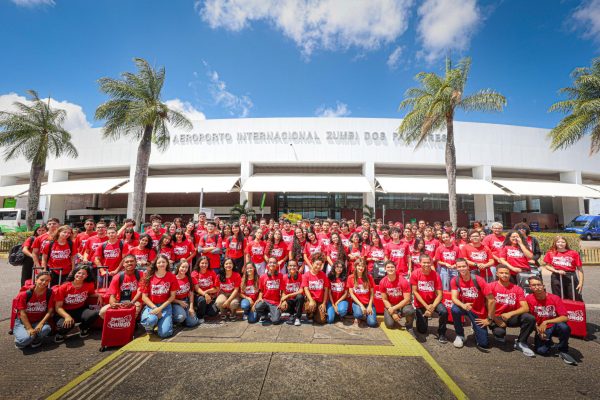 Alagoas embarca 100 alunos da rede pública para intercâmbio de imersão na Inglaterra